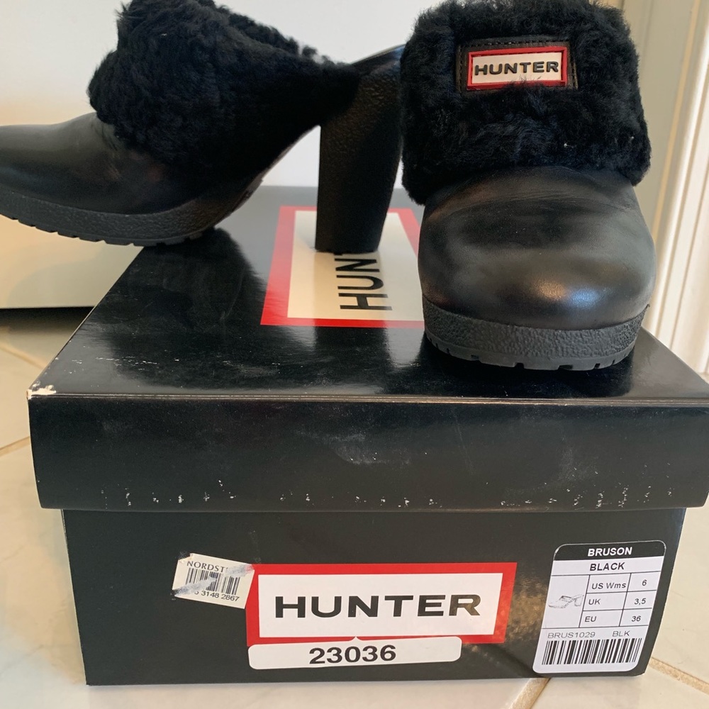 Hunter black clogs